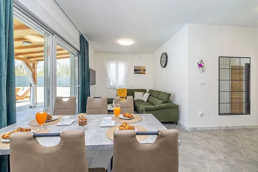 Holiday home Kuca Za Odmor Aslan S Bazenom Villa Gostinjac